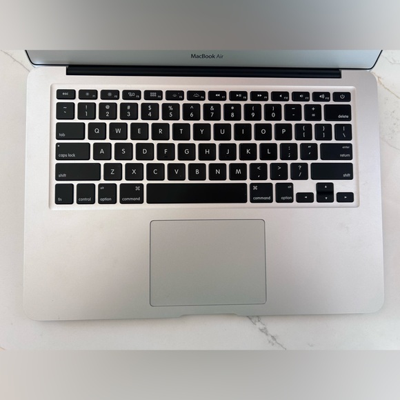 Apple MacBook Air - Picture 7 of 8